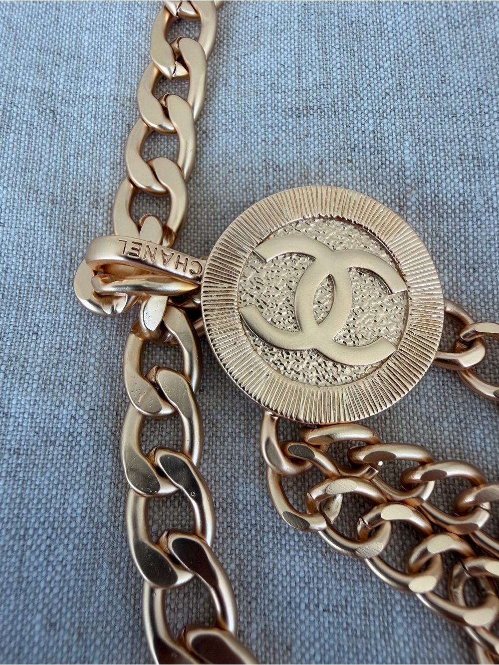 ✨Vintage CHANEL Gold Multi-Strand CC Medallion Chain Belt✨ - Picture 6 of 9